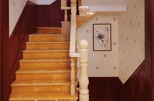 北辰中式别墅室内汉白玉石楼梯的定制安装装饰效果